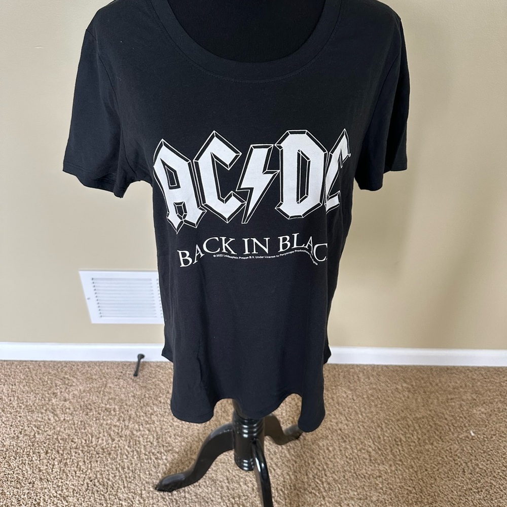 Joei & I, AC/DC Woman’s Short Sleeve T shirt size Medium